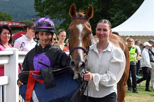 18.07.2026, Bad Harzburg, Niedersachsen, GER - Cabot Cliffs mit Hakim Tabet nach dem Sieg. Galopprennbahn Bad Harzburg, Weisser Stein. (Pferd, Jockey, Cabot Cliffs, Tabet, Sieg) 260718FS989BAD_HARZBURG.JPG *** July 18, 2026, Bad Harzburg, Lower Saxony, GER Cabot Cliffs with Hakim Tabet after the victory at the Bad Harzburg Racetrack, Weisser Stein Horse, Jockey, Cabot Cliffs, Tabet, Victory 260718FS989BAD HARZBURG JPG