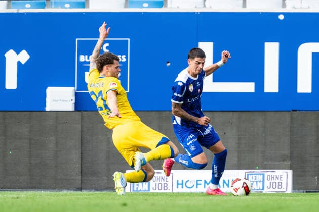 SOCCER - Linz vs Braunschweig, test match LINZ,AUSTRIA,18.JUL.26 - SOCCER - ADMIRAL 2. Liga, 2. DFL, 2. Deutsche Bundesliga, FC Blau Weiss Linz vs Eintracht Braunschweig, test match. Image shows Kevin Ehlers (Braunschweig) and Filip Ristanic (Linz).  GEPAxpictures xJulioxArellano