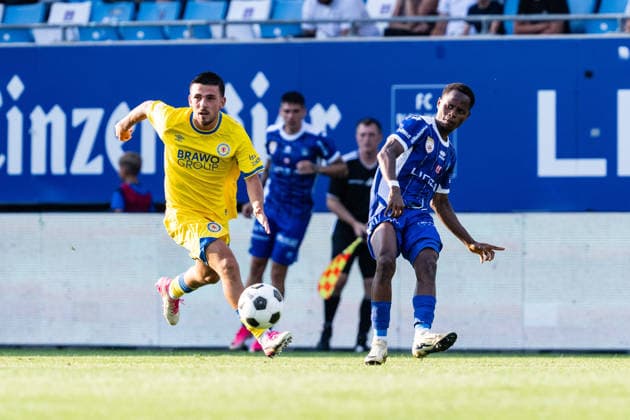 SOCCER - Linz vs Braunschweig, test match LINZ,AUSTRIA,18.JUL.26 - SOCCER - ADMIRAL 2. Liga, 2. DFL, 2. Deutsche Bundesliga, FC Blau Weiss Linz vs Eintracht Braunschweig, test match. Image shows Kevin Ehlers (Braunschweig) and Karim Konte (Linz).  GEPAxpictures xJulioxArellano
