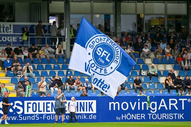 Sportfreunde Lotte, Symbolfoto, Fahne mit Logo Sportfreunde Lotte vs. Real Betis Sevilla, Fussball, Testspiel, Saison 2026 2027, 18.07.2026, Sportfreunde Lotte vs. Real Betis Sevilla, Fussball, Testspiel, Saison 2026 2027, 18.07.2026 Lotte *** Sportfreunde Lotte, stock photo, flag with logo: Sportfreunde Lotte vs. Real Betis Sevilla, soccer, friendly match, 2026–2027 season, July 18, 2026, Sportfreunde Lotte vs. Real Betis Sevilla, soccer, friendly match, 2026–2027 season, July 18, 2026, Lotte Copyright: xEibner-Pressefoto RobertxGertzenx EP_RGN