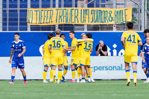 SOCCER - Linz vs Braunschweig, test match LINZ,AUSTRIA,18.JUL.26 - SOCCER - ADMIRAL 2. Liga, 2. DFL, 2. Deutsche Bundesliga, FC Blau Weiss Linz vs Eintracht Braunschweig, test match. Image shows the rejoicing of Braunschweig.  GEPAxpictures xJulioxArellano