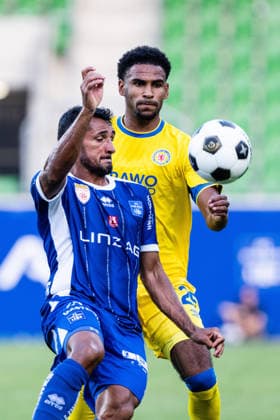 SOCCER - Linz vs Braunschweig, test match LINZ,AUSTRIA,18.JUL.26 - SOCCER - ADMIRAL 2. Liga, 2. DFL, 2. Deutsche Bundesliga, FC Blau Weiss Linz vs Eintracht Braunschweig, test match. Image shows Ronivaldo Bernardo Sales (Linz) and Sanoussy Ba (Braunschweig).  GEPAxpictures xJulioxArellano