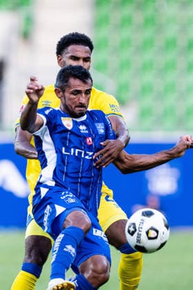 SOCCER - Linz vs Braunschweig, test match LINZ,AUSTRIA,18.JUL.26 - SOCCER - ADMIRAL 2. Liga, 2. DFL, 2. Deutsche Bundesliga, FC Blau Weiss Linz vs Eintracht Braunschweig, test match. Image shows Ronivaldo Bernardo Sales (Linz) and Sanoussy Ba (Braunschweig).  GEPAxpictures xJulioxArellano