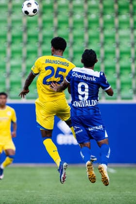 SOCCER - Linz vs Braunschweig, test match LINZ,AUSTRIA,18.JUL.26 - SOCCER - ADMIRAL 2. Liga, 2. DFL, 2. Deutsche Bundesliga, FC Blau Weiss Linz vs Eintracht Braunschweig, test match. Image shows Ronivaldo Bernardo Sales (Linz) and Sanoussy Ba (Braunschweig).  GEPAxpictures xJulioxArellano