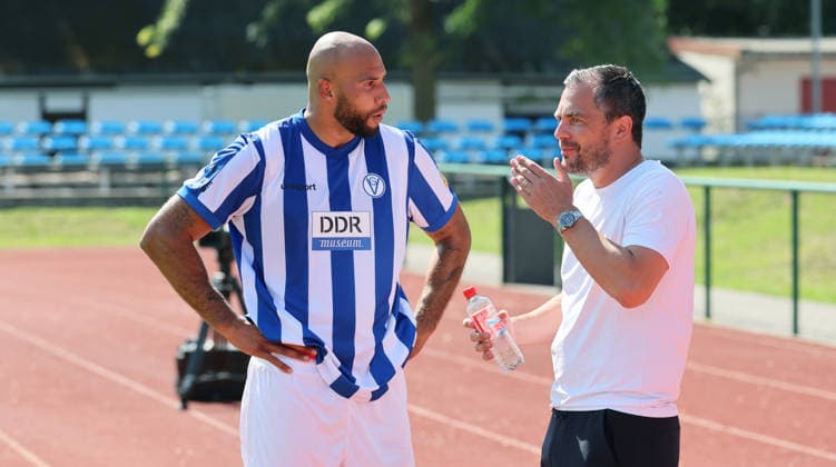 RB Leipzig Ð Altglienicke Testspiel Markranstädt, 18.07.2026, Stadion am Bad, Fussball, Testspiel , RB Leipzig vs. VSG Altglienicke 2:1 (1:1) , Im Bild von links: John Brooks (25, Altglienicke), Marcel Schäfer Schaefer (RB Leipzig, Geschäftsführer . , Nur zur redaktionellen Nutzung. Only editorial use. , *** RB Leipzig vs. Altglienicke Friendly Match, Markranstädt, July 18, 2026, Stadion am Bad, soccer, friendly match, RB Leipzig vs. VSG Altglienicke 2–1, pictured from left: John Brooks (25), Altglienicke; Marcel Schäfer, RB Leipzig, Managing Director of Sports; For editorial use only, Picture Point