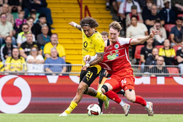 Testspiel: Rot-Weiß Oberhausen - Borussia Dortmund; 18.07.2026 Fabio Silva (Borussia Dortmund, 21), Simon Ludwig (SC Rot-Weiß Oberhausen, 24) Testspiel: Rot-Weiß Oberhausen - Borussia Dortmund; Stadion Niederrhein, Oberhausen; 18.07.2026 *** Friendly Match: Rot-Weiß Oberhausen vs. Borussia Dortmund, July 18, 2026; Fabio Silva (Borussia Dortmund, 21), Simon Ludwig (SC Rot-Weiß Oberhausen, 24); Friendly Match: Rot-Weiß Oberhausen vs. Borussia Dortmund, Niederrhein Stadium, Oberhausen, July 18, 2026 Copyright: xBEAUTIFULxSPORTS Buriakovx