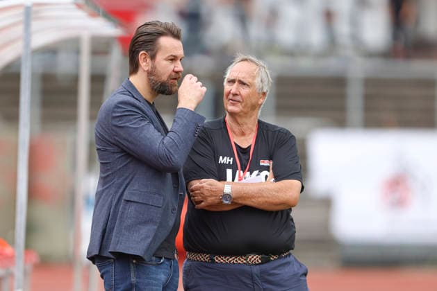 Geschäftsführer Thomas Kessler (1. FC Köln) und Vorstand Herrenfußball Manfred Hemmersbach (FC Rheinsüd Köln) sprechen miteinander waehrend des Testspiels zwischen 1.FC Köln und FC Rheinsüd Köln, Suedstadion am 18. July 2026 in Köln, Deutschland. (Foto von Oliver Kaelke DeFodi Images) +++ Geschäftsführer Sport Thomas Kessler (1. FC Köln) und Vorstand Herrenfußball Manfred Hemmersbach (FC Rheinsüd Köln) talk to each other during the friendly match between 1.FC Köln and FC Rheindsüd Köln at Suedstadion on July 18, 2026 in Cologne, Germany. (Photo by Oliver Kaelke DeFodi Images) (Photo by Oliver Kaelke DeFodi Images) - *** Thomas Kessler, Managing Director of Sports at 1 FC Köln, and Manfred Hemmersbach, Executive Board Member for Men’s Soccer at FC Rheinsüd Köln, talk to each other during the friendly match between 1 FC Köln and FC Rheinsüd Köln at Suedstadion on July 18, 2026, in Cologne, Germany Photo by Oliver Kaelke, DeFodi Images Thomas Kessler, Managing Director of Sports at 1 FC Köln, and Manfred Hemmersbach, Executive Board Member for Men’s Soccer at FC Rheinsüd Köln, talk to each other during the friendly match between 1 FC Köln and FC Rheinsüd Köln at Suedstadion on July 18, 2026 in Cologne, Germany Photo by Oliver Kaelke, DeFodi Images Photo by Oliver Kaelke, DeFodi Images