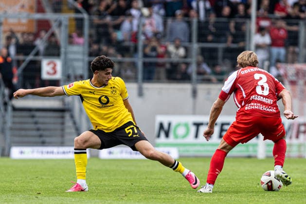 Testspiel: Rot-Weiß Oberhausen - Borussia Dortmund; 18.07.2026 Marwan Mirza (Borussia Dortmund, 57), Pierre Fassnacht (SC Rot-Weiß Oberhausen, 3) Testspiel: Rot-Weiß Oberhausen - Borussia Dortmund; Stadion Niederrhein, Oberhausen; 18.07.2026 *** Friendly Match: Rot-Weiß Oberhausen vs. Borussia Dortmund, July 18, 2026; Marwan Mirza (Borussia Dortmund, 57), Pierre Fassnacht (SC Rot-Weiß Oberhausen, 3); Friendly Match: Rot-Weiß Oberhausen vs. Borussia Dortmund, Niederrhein Stadium, Oberhausen, July 18, 2026 Copyright: xBEAUTIFULxSPORTS Buriakovx