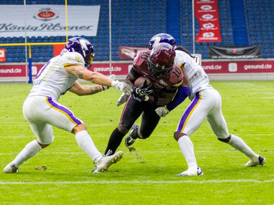 10 Harlan Kwofie (Wide Receiver) Rhein Fire run with the ball into the tackle from 0 Noel Swancar (Linebacker) Vienna Vikings Rhein Fire vs Vienna Vikings, American Football, American Football League Europe, Week 9, 2026, 18.07.2026, Duisburg Schauinsland-Reisen-Arena Germany Copyright: xFootxBowl ChristopherxMettkenx