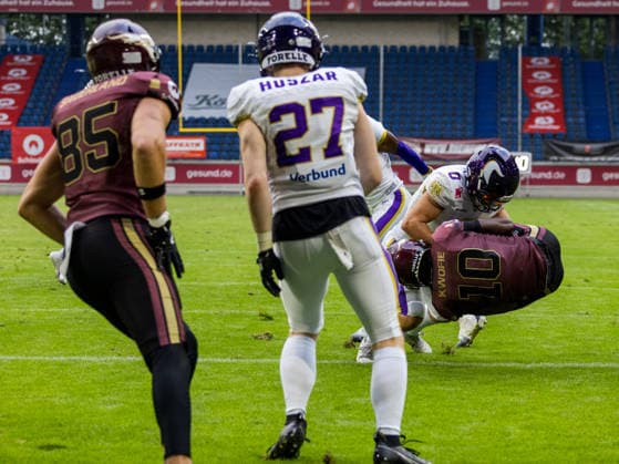 0 Noel Swancar (Linebacker) Vienna Vikings tackle 10 Harlan Kwofie (Wide Receiver) Rhein Fire Rhein Fire vs Vienna Vikings, American Football, American Football League Europe, Week 9, 2026, 18.07.2026, Duisburg Schauinsland-Reisen-Arena Germany Copyright: xFootxBowl ChristopherxMettkenx