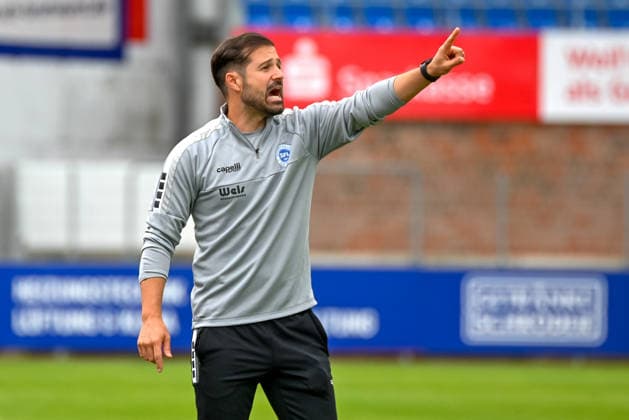 Nadir Soenmez (Sportfreunde Lotte, Trainer) gestikuliert Sportfreunde Lotte vs. Real Betis Sevilla, Fussball, Testspiel, Saison 2026 2027, 18.07.2026, Sportfreunde Lotte vs. Real Betis Sevilla, Fussball, Testspiel, Saison 2026 2027, 18.07.2026 Lotte *** Nadir Soenmez, Sportfreunde Lotte coach, gesturing during Sportfreunde Lotte vs. Real Betis Sevilla, soccer, friendly match, 2026–2027 season, July 18, 2026, Sportfreunde Lotte vs. Real Betis Sevilla, soccer, friendly match, 2026–2027 season, July 18, 2026, Lotte Copyright: xEibner-Pressefoto RobertxGertzenx EP_RGN