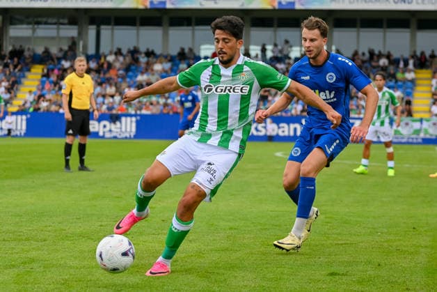 Pablo Fornals (Real Betis Sevilla, 08) am Ball gegen Justin Faltyn (Sportfreunde Lotte, 27) Sportfreunde Lotte vs. Real Betis Sevilla, Fussball, Testspiel, Saison 2026 2027, 18.07.2026, Sportfreunde Lotte vs. Real Betis Sevilla, Fussball, Testspiel, Saison 2026 2027, 18.07.2026 Lotte *** Pablo Fornals (Real Betis Sevilla) takes the ball against Justin Faltyn (Sportfreunde Lotte), 08; Sportfreunde Lotte vs. Real Betis Sevilla, Soccer, Friendly Match, 2026–2027 Season, July 18, 2026, Sportfreunde Lotte vs. Real Betis Sevilla, soccer, friendly match, 2026–2027 season, July 18, 2026, Lotte Copyright: xEibner-Pressefoto RobertxGertzenx EP_RGN