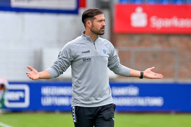 Nadir Soenmez (Sportfreunde Lotte, Trainer) unzufrieden Sportfreunde Lotte vs. Real Betis Sevilla, Fussball, Testspiel, Saison 2026 2027, 18.07.2026, Sportfreunde Lotte vs. Real Betis Sevilla, Fussball, Testspiel, Saison 2026 2027, 18.07.2026 Lotte *** Nadir Soenmez, Sportfreunde Lotte; Coach Dissatisfied; Sportfreunde Lotte vs. Real Betis Sevilla, Soccer, Friendly Match, 2026–2027 Season, July 18, 2026, Sportfreunde Lotte vs. Real Betis Sevilla, Soccer, Friendly, 2026–2027 Season, July 18, 2026, Lotte Copyright: xEibner-Pressefoto RobertxGertzenx EP_RGN