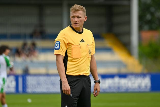 Schiedsrichter Timo Gansloweit Sportfreunde Lotte vs. Real Betis Sevilla, Fussball, Testspiel, Saison 2026 2027, 18.07.2026, Sportfreunde Lotte vs. Real Betis Sevilla, Fussball, Testspiel, Saison 2026 2027, 18.07.2026 Lotte *** Referee Timo Gansloweit: Sportfreunde Lotte vs. Real Betis Sevilla, Soccer, Friendly Match, 2026–2027 Season, July 18, 2026, Sportfreunde Lotte vs. Real Betis Sevilla, soccer, friendly match, 2026–2027 season, July 18, 2026, Lotte Copyright: xEibner-Pressefoto RobertxGertzenx EP_RGN