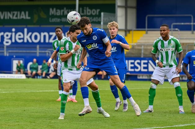 Mehmet Kaya (Sportfreunde Lotte, 05) beim Kopfball Sportfreunde Lotte vs. Real Betis Sevilla, Fussball, Testspiel, Saison 2026 2027, 18.07.2026, Sportfreunde Lotte vs. Real Betis Sevilla, Fussball, Testspiel, Saison 2026 2027, 18.07.2026 Lotte *** Mehmet Kaya, Sportfreunde Lotte, No. 05, heading the ball in the Sportfreunde Lotte vs. Real Betis Sevilla match, soccer, friendly, 2026–2027 season, July 18, 2026, Sportfreunde Lotte vs. Real Betis Sevilla, soccer, friendly match, 2026–2027 season, July 18, 2026, Lotte Copyright: xEibner-Pressefoto RobertxGertzenx EP_RGN