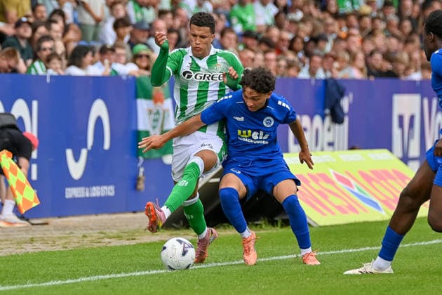 Juan Camilo Hernandez Suarez (Real Betis Sevilla, 18) am Ball gegen Can Akbas (Sportfreunde Lotte, 20) Sportfreunde Lotte vs. Real Betis Sevilla, Fussball, Testspiel, Saison 2026 2027, 18.07.2026, Sportfreunde Lotte vs. Real Betis Sevilla, Fussball, Testspiel, Saison 2026 2027, 18.07.2026 Lotte *** Juan Camilo Hernandez Suarez (Real Betis Sevilla), 18 on the ball against Can Akbas (Sportfreunde Lotte), 20 Sportfreunde Lotte vs. Real Betis Sevilla, Soccer, Friendly Match, 2026–2027 Season, July 18, 2026, Sportfreunde Lotte vs. Real Betis Sevilla, soccer, friendly match, 2026–2027 season, July 18, 2026, Lotte Copyright: xEibner-Pressefoto RobertxGertzenx EP_RGN
