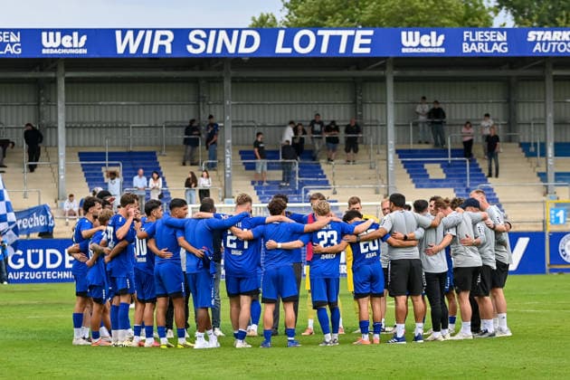 Sportfreunde Lotte, Mannschftskreis mit Tribuene und Schriftzug im Hintergrund Sportfreunde Lotte vs. Real Betis Sevilla, Fussball, Testspiel, Saison 2026 2027, 18.07.2026, Sportfreunde Lotte vs. Real Betis Sevilla, Fussball, Testspiel, Saison 2026 2027, 18.07.2026 Lotte *** Sportfreunde Lotte, team circle with stands and team name in the background; Sportfreunde Lotte vs. Real Betis Sevilla, soccer, friendly match, 2026–2027 season, July 18, 2026, Sportfreunde Lotte vs. Real Betis Sevilla, soccer, friendly match, 2026–2027 season, July 18, 2026, Lotte Copyright: xEibner-Pressefoto RobertxGertzenx EP_RGN