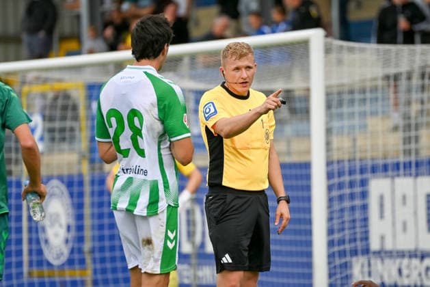Schiedsrichter Timo Gansloweit erklaert eine Situation Sportfreunde Lotte vs. Real Betis Sevilla, Fussball, Testspiel, Saison 2026 2027, 18.07.2026, Sportfreunde Lotte vs. Real Betis Sevilla, Fussball, Testspiel, Saison 2026 2027, 18.07.2026 Lotte *** Referee Timo Gansloweit explains a play in the Sportfreunde Lotte vs. Real Betis Sevilla soccer friendly match, 2026–2027 season, July 18, 2026, Sportfreunde Lotte vs. Real Betis Sevilla, soccer, friendly match, 2026–2027 season, July 18, 2026, Lotte Copyright: xEibner-Pressefoto RobertxGertzenx EP_RGN