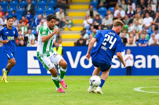 Pablo Fornals (Real Betis Sevilla, 08) gegen Karlo Grgic (Sportfreunde Lotte, 24) Sportfreunde Lotte vs. Real Betis Sevilla, Fussball, Testspiel, Saison 2026 2027, 18.07.2026, Sportfreunde Lotte vs. Real Betis Sevilla, Fussball, Testspiel, Saison 2026 2027, 18.07.2026 Lotte *** Pablo Fornals (Real Betis Sevilla), 08 vs. Karlo Grgic (Sportfreunde Lotte), 24 Sportfreunde Lotte vs. Real Betis Sevilla, Soccer, Friendly, 2026–2027 Season, July 18, 2026, Sportfreunde Lotte vs. Real Betis Sevilla, soccer, friendly match, 2026–2027 season, July 18, 2026, Lotte Copyright: xEibner-Pressefoto RobertxGertzenx EP_RGN