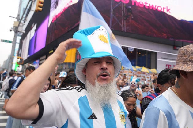 Argentina fans gather in Times Square ahead of the 2026 FIFA World Cup, WM, Weltmeisterschaft, Fussball final in New York, United States 18 July 2026. Gathering of Argentine fans in Times Square !ACHTUNG: NUR REDAKTIONELLE NUTZUNG!  Copyright: xOctavioxGuzmanx AME561 20260718-55020932193_1