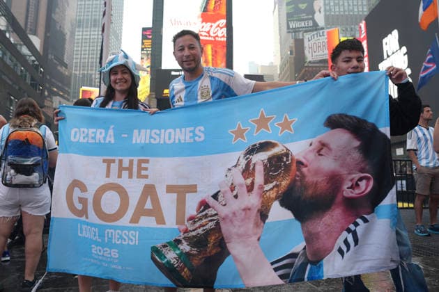 Argentina fans gather in Times Square ahead of the 2026 FIFA World Cup, WM, Weltmeisterschaft, Fussball final in New York, United States 18 July 2026. Gathering of Argentine fans in Times Square !ACHTUNG: NUR REDAKTIONELLE NUTZUNG!  Copyright: xOctavioxGuzmanx AME556 20260718-55020932196_1