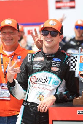 Sport Bilder des Tages NORTH WILKESBORO, NC - JULY 18: Chandler Smith ( 38 Front Row Motorsports QuickTie Ford) celebrates after winning the NASCAR, Motorsport, USA Craftsman Truck Series FaithFest 250 on July 18, 2026 at North Wilkesboro Speedway in North Wilkesboro, NC. (Photo by Jeff Robinson Icon Sportswire) AUTO: JUL 18 NASCAR CRAFTSMAN Truck Series Faith Fest 250 EDITORIAL USE ONLY Icon26071826294250