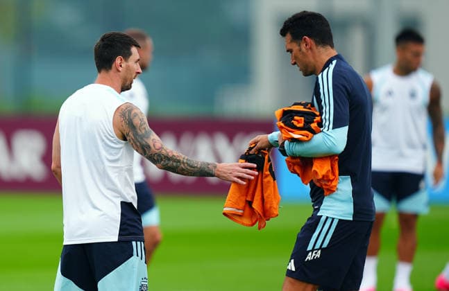 Argentina s training session ahead of 2026 World Cup Final MORRISTOWN, UNITED STATES - JULY 18: Argentina’s Lionel Messi (left) receives a training bib from head coach Lionel Scaloni during a training session ahead of the FIFA World Cup, WM, Weltmeisterschaft, Fussball 2026 final against Spain in Morristown, New Jersey, United States, on July 18, 2026. Evrim Aydin Anadolu Morristown United States. Editorial use only. Please get in touch for any other usage.  Copyright: x2026xAnadoluxEvrimxAydinx