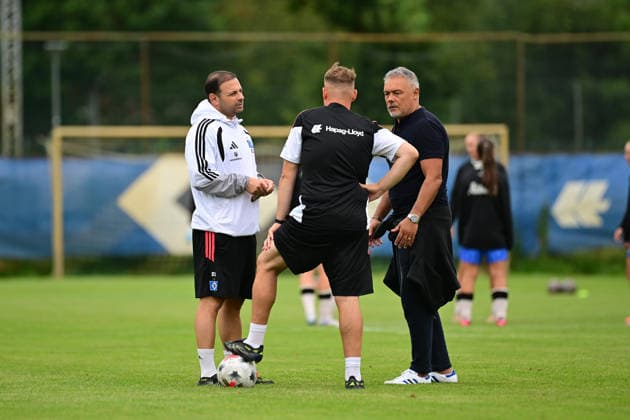 Fußball I Frauen I Saison 2026-2027 I Testspiel I Hamburger SV - Odense BK Q I 18.07.2026 Eren Sen (Co-Trainer, Hamburger SV) links rechts Rodolfo Cardoso (Trainer, Hamburger SV)1 Hamburg Volksparkstadion, Nebenplatz Hamburg Deutschland *** Soccer I Women s I 2026–2027 Season I Friendly Match I Hamburger SV vs. Odense BK Q I July 18, 2026 Eren Sen, Assistant Coach, Hamburger SV (left); Rodolfo Cardoso, Head Coach, Hamburger SV (right) 1 Volksparkstadion, Side Field, Hamburg, Germany Copyright: xLobeca FelixxWeißbergx