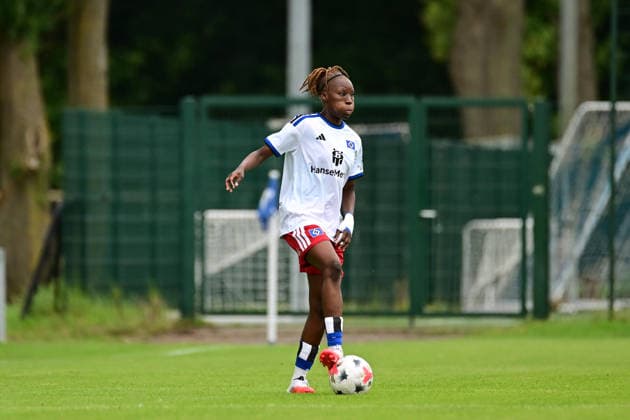 Fußball I Frauen I Saison 2026-2027 I Testspiel I Hamburger SV - Odense BK Q I 18.07.2026 Einzelfoto, Freisteller, Einzelbild, Cut-out, isoliertes Motiv, Sportaufnahme, Nahaufnahme, freigestellt, freigestellte Aufnahme, Aufnahme, Einzeln: Magou Doucoure (2, Hamburger SV) Hamburg Volksparkstadion, Nebenplatz Hamburg Deutschland *** Soccer I Women s I 2026–2027 Season I Friendly Match I Hamburger SV vs. Odense BK Q I July 18, 2026 Single photo, cutout, single image, cutout, isolated subject, sports photo, close-up, cropped, cropped photo, photo, single image of Magou Doucoure 2, Hamburger SV, Hamburg Volksparkstadion, auxiliary field, Hamburg, Germany Copyright: xLobeca FelixxWeißbergx