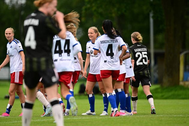 Fußball I Frauen I Saison 2026-2027 I Testspiel I Hamburger SV - Odense BK Q I 18.07.2026 Jubel, Begeisterung, Enthusiasmus, Euphorie, Freude, Glücksgefühl, Heiterkeit bei: Hamburger SV Frauen Hamburg Volksparkstadion, Nebenplatz Hamburg Deutschland *** Soccer I Women I 2026–2027 Season I Friendly Match I Hamburger SV vs. Odense BK Q I July 18, 2026 Cheering, Excitement, Enthusiasm, Euphoria, Joy, Happiness, cheerfulness at Hamburger SV Women’s Match at Hamburg’s Volksparkstadion, auxiliary field, Hamburg, Germany Copyright: xLobeca FelixxWeißbergx