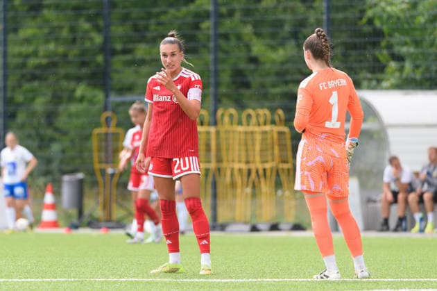 MUNICH, GERMANY - JULY 18: Jana Kappes (20 FC Bayern Munich II) and Goalkeeper Sophie Klein (1 FC Bayern Munich II) during the pre-season friendly match between Bayern Munich II and First Vienna at FC Bayern Campus on July 18, 2026 in Munich, Germany (Photo by Sven Beyrich Sports Press Photo)  Copyright: xSvenxBeyrich SportsxPressxPhotox Sportspressphoto_SPR192747