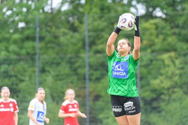 MUNICH, GERMANY - JULY 18: Goalkeeper Vivien Grabenhofer (1 First Vienna) catching the ball during the pre-season friendly match between Bayern Munich II and First Vienna at FC Bayern Campus on July 18, 2026 in Munich, Germany (Photo by Sven Beyrich Sports Press Photo)  Copyright: xSvenxBeyrich SportsxPressxPhotox Sportspressphoto_SPR192760