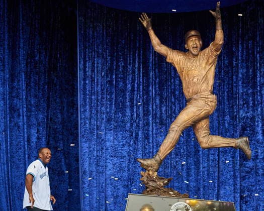 July 18, 2026, Toronto, On, Canada: Toronto Blue Jays Joe Carter looks on at the unveiling of a statue commemorating the Toronto Blue Jays 1992 and 1993 World Series wins ahead of MLB, Baseball Herren, USA baseball action against the Chicago White Sox in Toronto, on Saturday, July 18, 2026. Canada News - July 18, 2026  - ZUMAc35_ 20260718_zaf_c35_014 Copyright: xSammyxKoganx