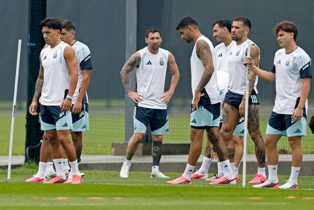 RECORD DATE NOT STATED 18th July 2026; Columbia Park Training Facility, Morristown, New Jersey, United States of America; FIFA World Cup, WM, Weltmeisterschaft, Fussball Football, Argentina Training Session; Lionel Messi of Argentina looks on HeulerxAndrey DiaEsportivo