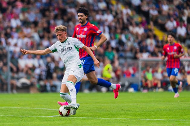 Robin Hack (Borussia Moenchengladbach, 25) im Dribbling gegen Serhat Kacmaz (Wuppertaler SV, 44) Wuppertaler SV vs. Borussia Moenchengladbach, Fussball, Freundschaftsspiel, Saison 2026 27, 18.07.2026, Wuppertaler SV vs. Borussia Moenchengladbach, Fussball, Freundschaftsspiel, Saison 2026 27, 18.07.2026 Wuppertal *** Robin Hack (Borussia Mönchengladbach), No. 25, dribbling past Serhat Kacmaz (Wuppertaler SV), No. 44; Wuppertaler SV vs. Borussia Mönchengladbach, soccer, friendly match, 2026–27 season, July 18, 2026, Wuppertaler SV vs. Borussia Mönchengladbach, soccer, friendly match, 2026–27 season, July 18, 2026, Wuppertal Copyright: xEibner-Pressefoto LukasxBaldygax EP_LBA