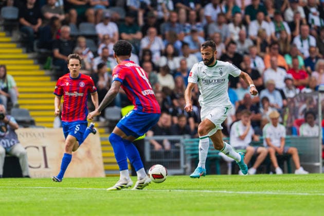 Jaden Korzynietz (Wuppertaler SV, 05), Noel Westenberger (Wuppertaler SV, 04) wird von Frank Honorat (Borussia Moenchengladbach, 09) angelaufen Wuppertaler SV vs. Borussia Moenchengladbach, Fussball, Freundschaftsspiel, Saison 2026 27, 18.07.2026, Wuppertaler SV vs. Borussia Moenchengladbach, Fussball, Freundschaftsspiel, Saison 2026 27, 18.07.2026 Wuppertal *** Jaden Korzynietz, Wuppertaler SV, 05, Noel Westenberger (Wuppertaler SV, 04) is tackled by Frank Honorat (Borussia Mönchengladbach, 09) Wuppertaler SV vs. Borussia Mönchengladbach, Soccer, Friendly Match, 2026–27 Season, July 18, 2026, Wuppertaler SV vs. Borussia Mönchengladbach, soccer, friendly match, 2026–27 season, July 18, 2026, Wuppertal Copyright: xEibner-Pressefoto LukasxBaldygax EP_LBA