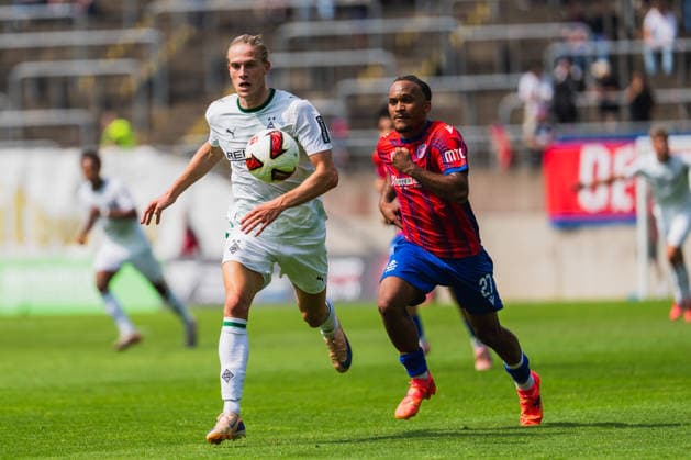 David Herold (Borussia Moenchengladbach, 20) im Duell und Zweikampf mit Ariyou Ayinla (Wuppertaler SV, 27) Wuppertaler SV vs. Borussia Moenchengladbach, Fussball, Freundschaftsspiel, Saison 2026 27, 18.07.2026, Wuppertaler SV vs. Borussia Moenchengladbach, Fussball, Freundschaftsspiel, Saison 2026 27, 18.07.2026 Wuppertal *** David Herold of Borussia Mönchengladbach, 20, in a duel and tackle with Ariyou Ayinla of Wuppertaler SV, 27; Wuppertaler SV vs. Borussia Mönchengladbach, soccer, friendly match, 2026–27 season, July 18, 2026, Wuppertaler SV vs. Borussia Mönchengladbach, soccer, friendly match, 2026–27 season, July 18, 2026, Wuppertal Copyright: xEibner-Pressefoto LukasxBaldygax EP_LBA