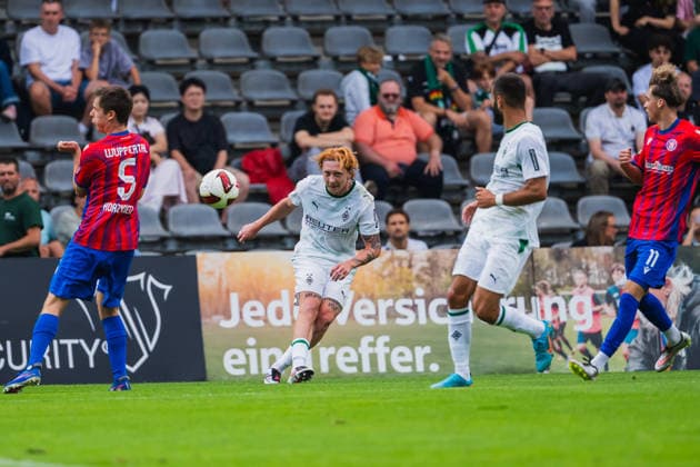 Jaden Korzynietz (Wuppertaler SV, 05) dreht sich bei einer Flanke von Yukhym Konoplia (Borussia Moenchengladbach, 22) um, Frank Honorat (Borussia Moenchengladbach, 09), Sam Sausmikat (Wuppertaler SV, 11) Wuppertaler SV vs. Borussia Moenchengladbach, Fussball, Freundschaftsspiel, Saison 2026 27, 18.07.2026, Wuppertaler SV vs. Borussia Moenchengladbach, Fussball, Freundschaftsspiel, Saison 2026 27, 18.07.2026 Wuppertal *** Jaden Korzynietz of Wuppertaler SV, No. 05, turns to meet a cross from Yukhym Konoplia of Borussia Mönchengladbach, No. 22; Frank Honorat of Borussia Mönchengladbach, 09, Sam Sausmikat (Wuppertaler SV, 11). Wuppertaler SV vs. Borussia Mönchengladbach, soccer, friendly match, 2026–27 season, July 18, 2026, Wuppertaler SV vs. Borussia Mönchengladbach, soccer, friendly match, 2026–27 season, July 18, 2026, Wuppertal Copyright: xEibner-Pressefoto LukasxBaldygax EP_LBA