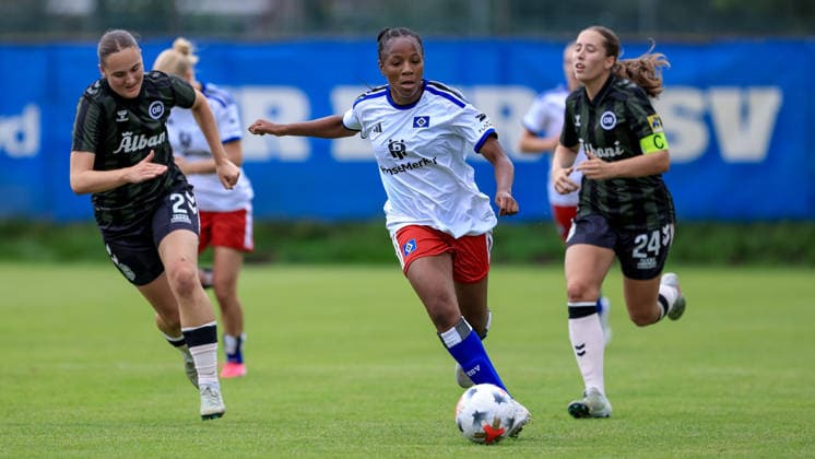 Celainy Obispo (Hamburger SV, 5) am Ball, Einzelbild, Ganzkörper, Aktion, Action, Spielszene, 18.07.2026, Norderstedt (Deutschland), Fussball, Testspiel Frauen, Hamburger SV - Odense BK *** Celainy Obispo, Hamburger SV, No. 5 with the ball, single frame, full-body shot, action, game scene, July 18, 2026, Norderstedt, Germany, soccer, women s friendly match, Hamburger SV vs. Odense BK xobx
