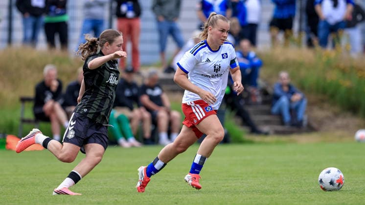 Svea Stoldt (Hamburger SV, HSV, 8) am Ball, Einzelbild, Ganzkörper, Aktion, Action, Spielszene, 18.07.2026, Norderstedt (Deutschland), Fussball, Testspiel Frauen, Hamburger SV - Odense BK *** Svea Stoldt, Hamburger SV (HSV), 8 on the ball, single frame, full body, action, game scene, July 18, 2026, Norderstedt, Germany, soccer, women s friendly match, Hamburger SV vs. Odense BK xobx