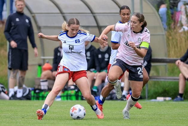 v.li.: Jonna Wrede (Hamburger SV, HSV, 26) und Marie Holmgaard Andersen (Odense BK, 24) im Zweikampf, Duell, Dynamik, Aktion, Action, Spielszene, 18.07.2026, Norderstedt (Deutschland), Fussball, Testspiel Frauen, Hamburger SV - Odense BK *** From left: Jonna Wrede of Hamburger SV (HSV), 26, and Marie Holmgaard Andersen of Odense BK, 24, in a one-on-one battle; duel; dynamic play; action; game scene; July 18, 2026, Norderstedt, Germany, soccer, women’s friendly, Hamburger SV vs. Odense BK xobx