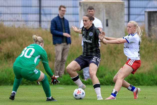 v.li.: Celine Toft (Torhüterin, Torwart, Odense BK, 30), Laura Sehested (Odense BK, 2) und Lena Martens (Hamburger SV, 18) im Zweikampf, Duell, Dynamik, Aktion, Action, Spielszene, 18.07.2026, Norderstedt (Deutschland), Fussball, Testspiel Frauen, Hamburger SV - Odense BK *** From left: Celine Toft, goalkeeper, Odense BK, 30, Laura Sehested of Odense BK, 2, and Lena Martens of Hamburger SV, 18, in a one-on-one, duel, dynamic moment, action, game scene, July 18, 2026, Norderstedt, Germany, soccer, women’s friendly match, Hamburger SV vs. Odense BK xobx