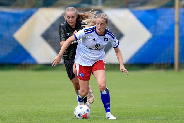 Nina Räcke (Hamburger SV, HSV, 39) am Ball, Einzelbild, Ganzkörper, Aktion, Action, Spielszene, 18.07.2026, Norderstedt (Deutschland), Fussball, Testspiel Frauen, Hamburger SV - Odense BK *** Nina Räcke, Hamburger SV (HSV), 39, on the ball, single frame, full-body shot, action, game scene, July 18, 2026, Norderstedt, Germany, soccer, women s friendly match, Hamburger SV vs. Odense BK xobx