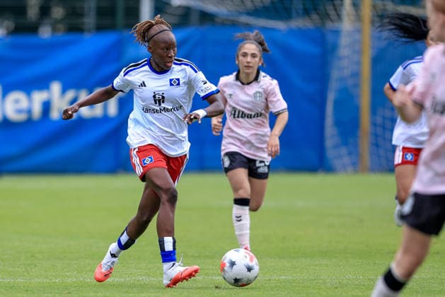 Magou Doucoure (Hamburger SV, HSV, 2) am Ball, Einzelbild, Ganzkörper, Aktion, Action, Spielszene, 18.07.2026, Norderstedt (Deutschland), Fussball, Testspiel Frauen, Hamburger SV - Odense BK *** Magou Doucoure, Hamburger SV (HSV), 2 players on the ball, single frame, full-body shot, action, game scene, July 18, 2026, Norderstedt, Germany, soccer, women s friendly match, Hamburger SV vs. Odense BK xobx