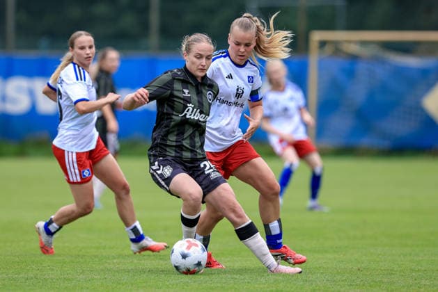 v.li.: Liv Rasmussen (Odense BK, 25) und Svea Stoldt (Hamburger SV, HSV, 8) im Zweikampf, Duell, Dynamik, Aktion, Action, Spielszene, 18.07.2026, Norderstedt (Deutschland), Fussball, Testspiel Frauen, Hamburger SV - Odense BK *** From left: Liv Rasmussen (Odense BK), 25, and Svea Stoldt (Hamburger SV, HSV), 8, in a one-on-one battle, duel, dynamic moment, action, game scene, July 18, 2026, Norderstedt, Germany, soccer, women’s friendly match, Hamburger SV vs. Odense BK xobx