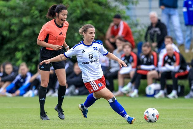 Leila Peneau (Hamburger SV, ) am Ball, Einzelbild, Ganzkörper, Aktion, Action, Spielszene, 18.07.2026, Norderstedt (Deutschland), Fussball, Testspiel Frauen, Hamburger SV - Odense BK *** Leila Peneau, Hamburger SV, on the ball, single frame, full body, action, game scene, July 18, 2026, Norderstedt, Germany, soccer, women s friendly match, Hamburger SV vs. Odense BK xobx