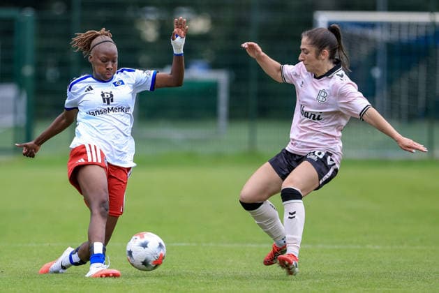 v.li.: Magou Doucoure (Hamburger SV, HSV, 2) und Emma Ilijoski (Odense BK, 26) im Zweikampf, Duell, Dynamik, Aktion, Action, Spielszene, 18.07.2026, Norderstedt (Deutschland), Fussball, Testspiel Frauen, Hamburger SV - Odense BK *** From left: Magou Doucoure (Hamburger SV, HSV), 2, and Emma Ilijoski (Odense BK), 26, in a one-on-one battle, duel, dynamic moment, action, game scene, July 18, 2026, Norderstedt, Germany, soccer, women’s friendly, Hamburger SV vs. Odense BK xobx