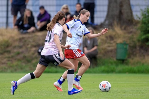 v.li.: Sofie Thrige (Odense BK, 20) und Jonna Wrede (Hamburger SV, HSV, 26) im Zweikampf, Duell, Dynamik, Aktion, Action, Spielszene, 18.07.2026, Norderstedt (Deutschland), Fussball, Testspiel Frauen, Hamburger SV - Odense BK *** From left: Sofie Thrige (Odense BK), 20, and Jonna Wrede (Hamburger SV, HSV), 26, in a one-on-one battle, duel, dynamic play, action, game scene, July 18, 2026, Norderstedt, Germany, soccer, women’s friendly, Hamburger SV vs. Odense BK xobx