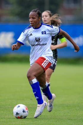 Celainy Obispo (Hamburger SV, 5) am Ball, Einzelbild, Ganzkörper, Aktion, Action, Spielszene, 18.07.2026, Norderstedt (Deutschland), Fussball, Testspiel Frauen, Hamburger SV - Odense BK *** Celainy Obispo, Hamburger SV, No. 5 with the ball, single frame, full-body shot, action, game scene, July 18, 2026, Norderstedt, Germany, soccer, women s friendly match, Hamburger SV vs. Odense BK xobx