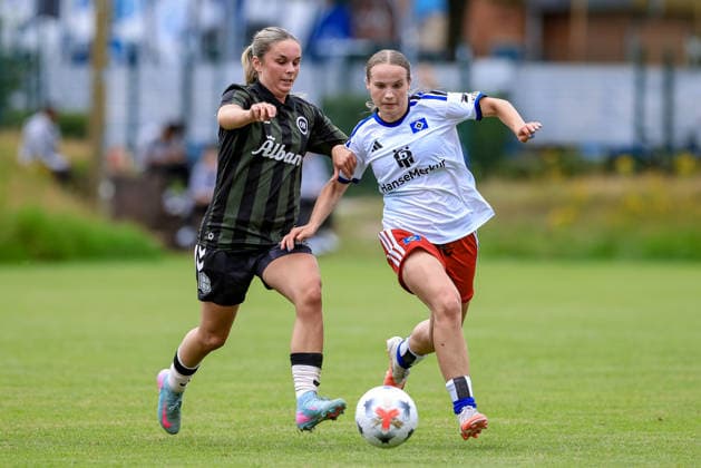 Jonna Wrede (Hamburger SV, HSV, 26) im Zweikampf, Duell, Dynamik, Aktion, Action, Spielszene, 18.07.2026, Norderstedt (Deutschland), Fussball, Testspiel Frauen, Hamburger SV - Odense BK *** Jonna Wrede, Hamburger SV (HSV), age 26, in a tackle, duel, dynamic play, action, game scene, July 18, 2026, Norderstedt, Germany, soccer, women s friendly match, Hamburger SV vs. Odense BK xobx